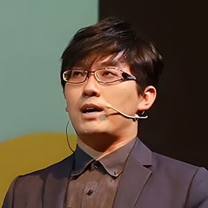Lee headshot